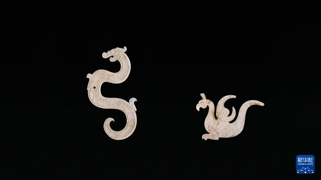 江西樟樹市國字山戰(zhàn)國墓葬出土玉龍、玉鳳（資料圖）。