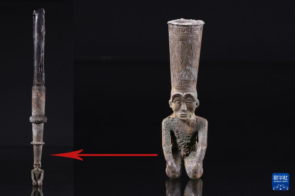 江西樟樹市國字山戰(zhàn)國墓葬出土銅跽坐人鐓（資料圖）。