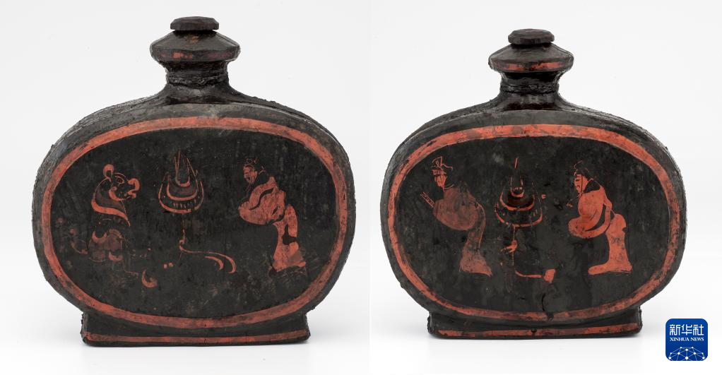 湖北云夢縣鄭家湖戰(zhàn)國秦漢墓地出土扁壺（資料圖）。