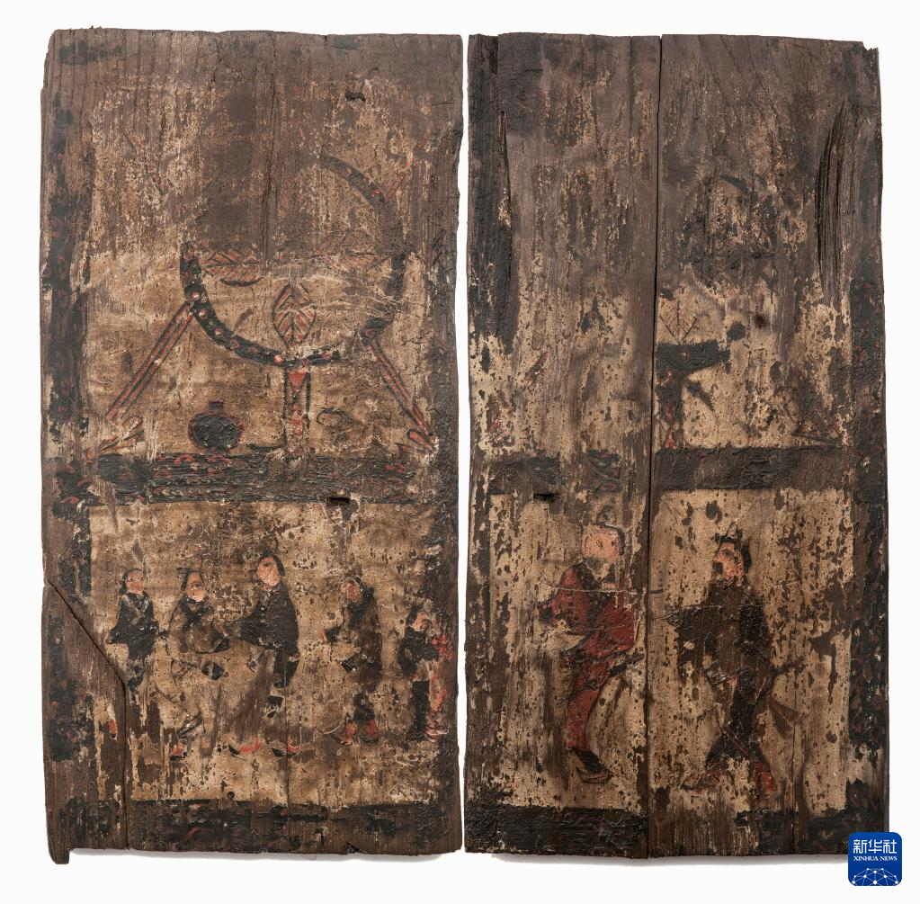 湖北云夢縣鄭家湖戰(zhàn)國秦漢墓地的一處板門繪畫（資料圖）。