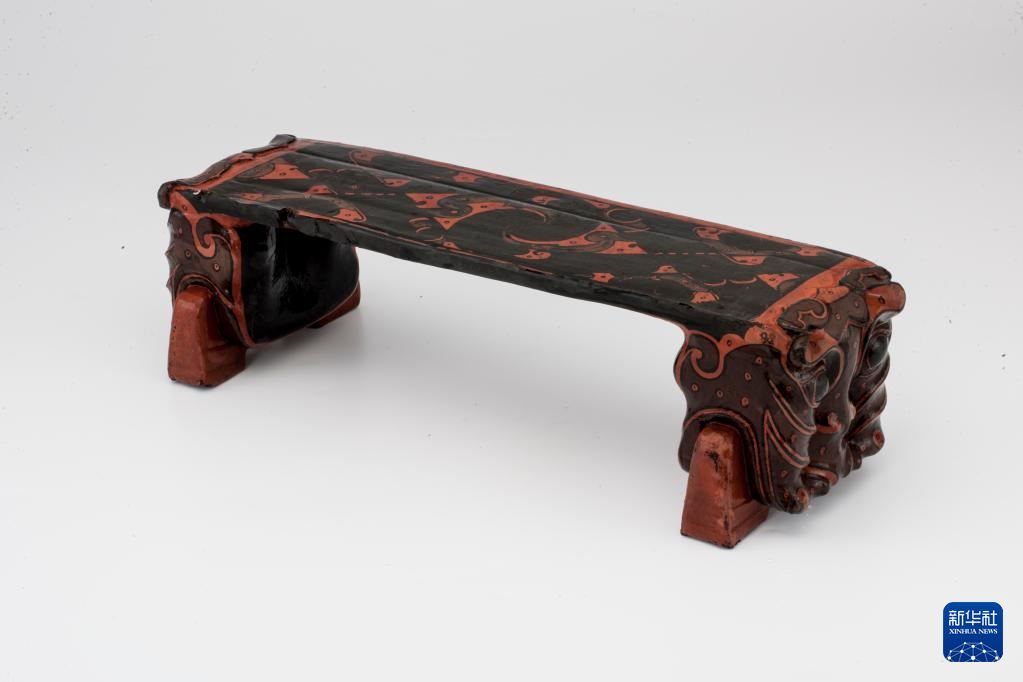 湖北云夢縣鄭家湖戰(zhàn)國秦漢墓地出土漆木虎頭枕（資料圖）。