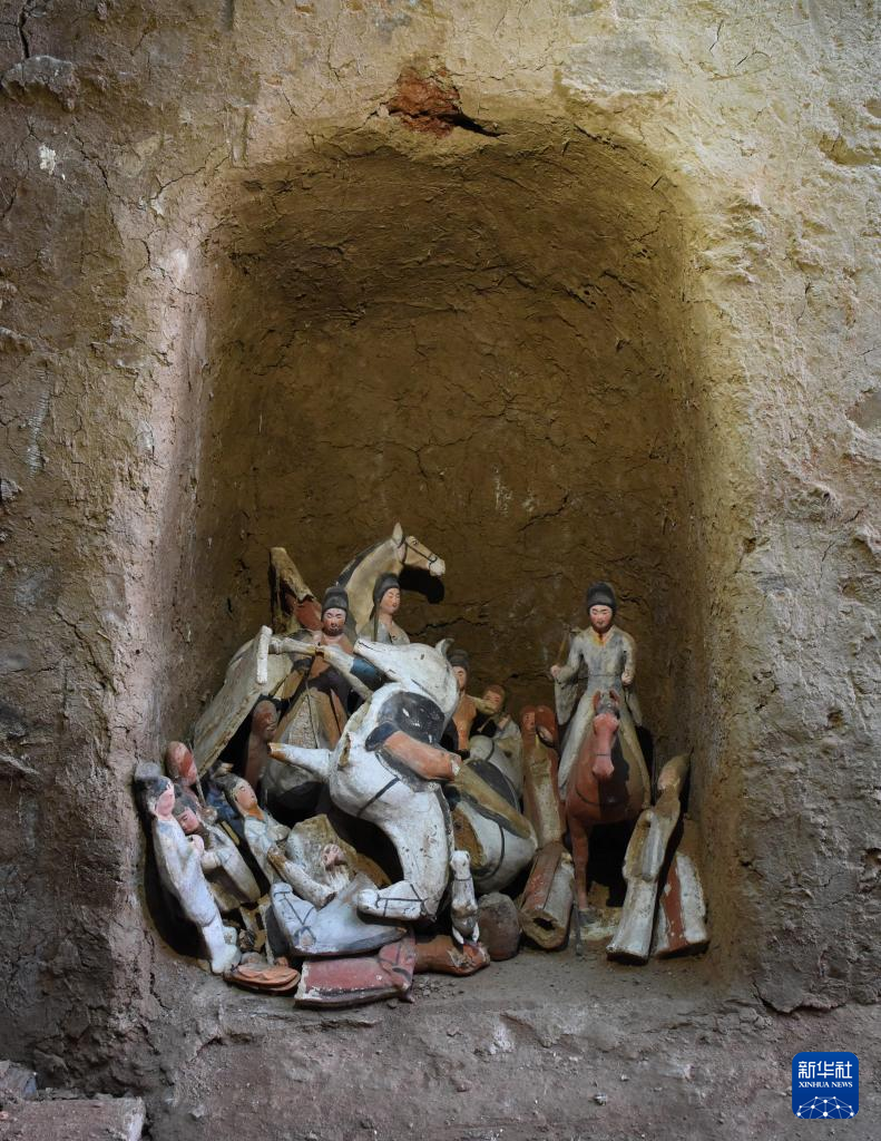 甘肅武威市唐代吐谷渾王族墓葬群慕容智墓墓道壁龕出土儀仗俑群（資料圖）。