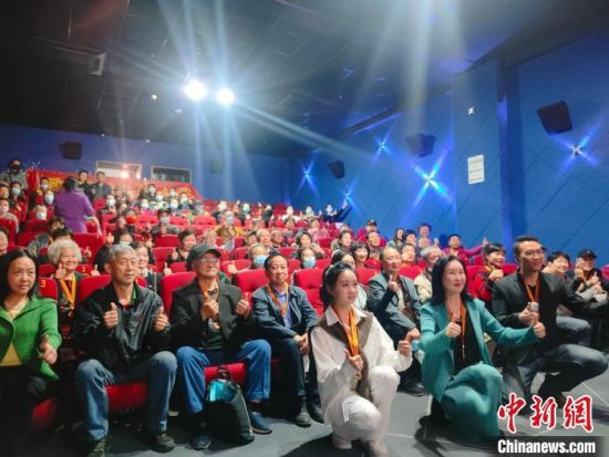 《浴血誓言》主創(chuàng)團隊與到場的紅軍后代合影?！￡愡x斌 攝