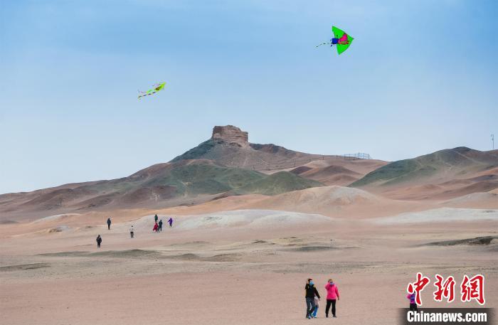 圖為市民正在陽關(guān)景區(qū)放風箏。　王斌銀 攝