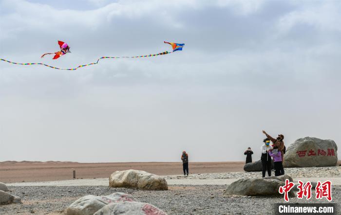 圖為市民正在陽關(guān)景區(qū)放風箏?！⊥醣筱y 攝