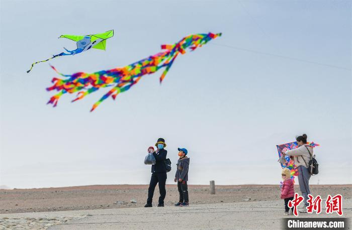 圖為孩童在父母的陪伴下放風箏?！⊥醣筱y 攝