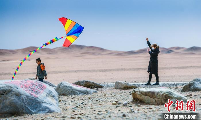 圖為市民正在陽關(guān)景區(qū)放風箏。　王斌銀 攝