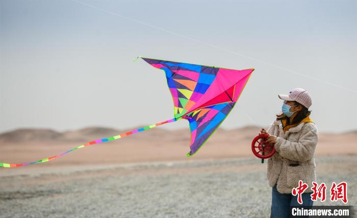 圖為市民正在陽關(guān)景區(qū)放風箏?！⊥醣筱y 攝