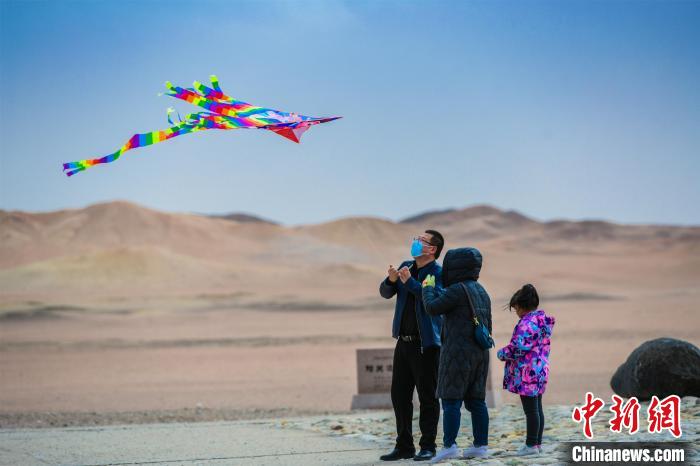 圖為市民正在陽關(guān)景區(qū)放風箏?！⊥醣筱y 攝