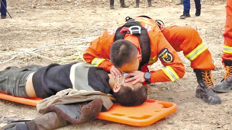 天水：消防員人工呼吸救回中毒農(nóng)民工 我們?yōu)槟泓c(diǎn)贊！