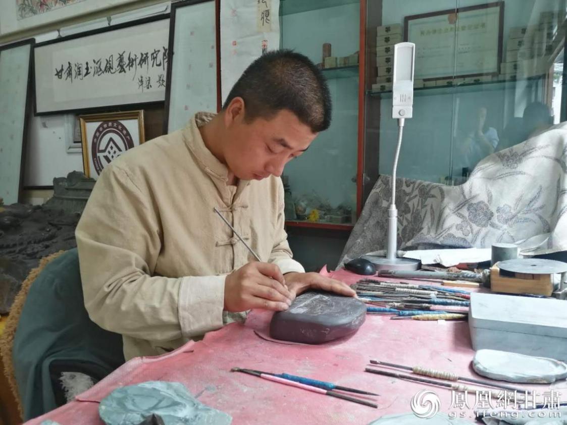洮硯制作技藝第六代傳人、國(guó)家藝術(shù)基金資助青年藝術(shù)家、正高級(jí)洮硯雕刻藝術(shù)師李江平十年如一日專注于洮硯制作 圖源自網(wǎng)絡(luò)