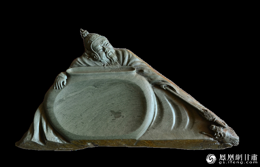 《醉臥沙場(chǎng)君莫笑》硯使王翰《涼州詞》中“醉臥沙場(chǎng)君莫笑，古來(lái)征戰(zhàn)幾人回？”的意境躍然硯臺(tái)之上。資料圖