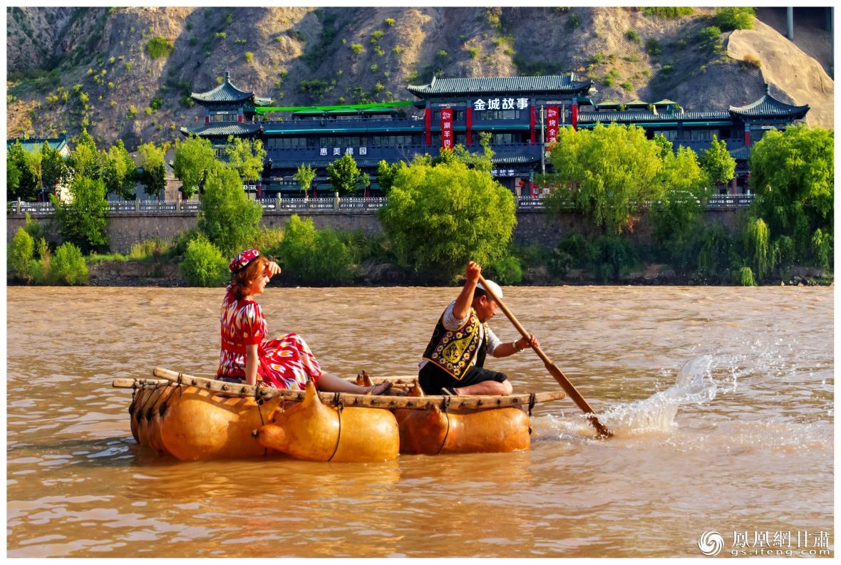 筏子客揮動著劈波斬浪的船槳，槳聲中混搭著風(fēng)聲、水聲和男女對歌的花兒聲。蘭州市文旅局供圖