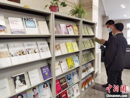 圖為國(guó)網(wǎng)甘肅電力黨校的職工書(shū)架?！⌒煅?攝