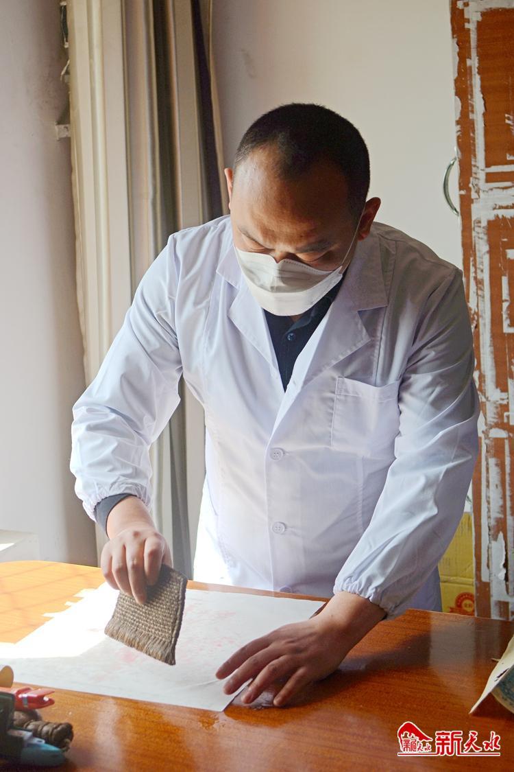 朽爛歷史檔案如何獲新生？看修復(fù)師“妙手回春”