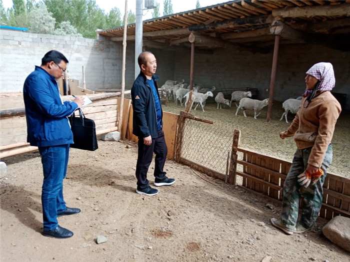 1652343355199228.jpg 巡察組在肅北縣黨城灣鎮(zhèn)東山村牧民家中開展入戶走訪.jpg