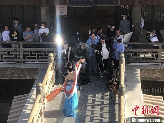 圖為5月以來，“奧大?！敝辈ガF(xiàn)場引游客圍觀。　敦煌市委宣傳部供圖