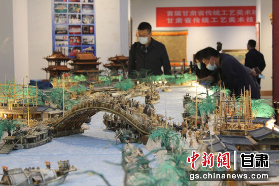 圖為參評作品牦牛角立體微雕“清明上河圖”。徐雪 攝