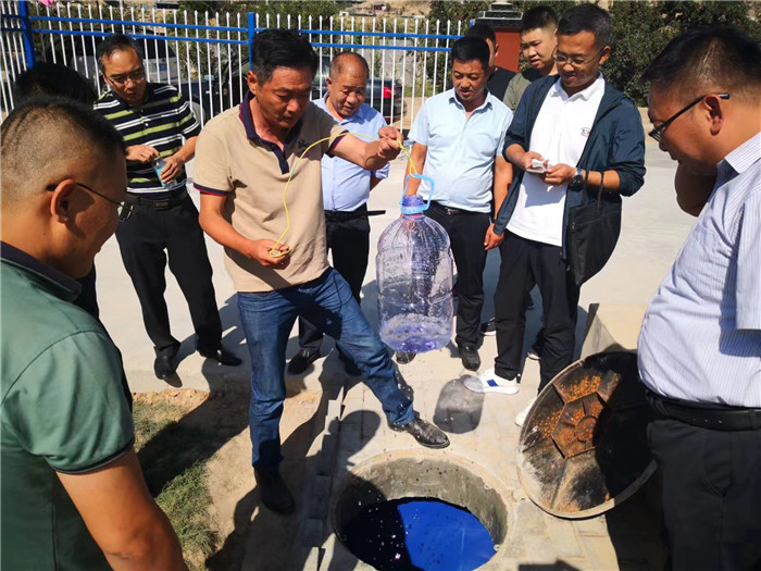 城關(guān)區(qū)作風(fēng)建設(shè)督察組赴青白石污水處理站，檢查污水采樣情況。.jpg
