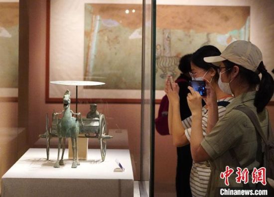 圖為參觀者參觀“大道攸歸：五涼文化展”展陳文物?！【琶赖┰?攝