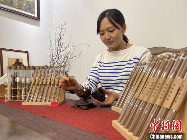 圖為魯雯展示燃香禮儀?！「攥?攝