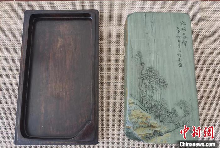 圖為甘肅甘南州洮硯藝人為提升洮硯文化內涵，制作“一盒一拓”成品展示。(資料圖) 張婧 攝