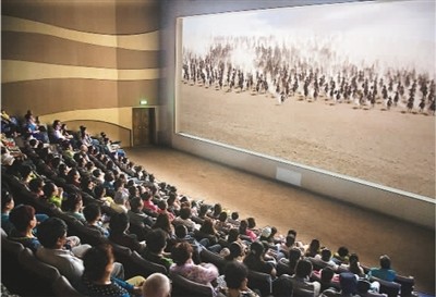 游客在莫高窟數(shù)字展示中心觀看主題電影《千年莫高》。