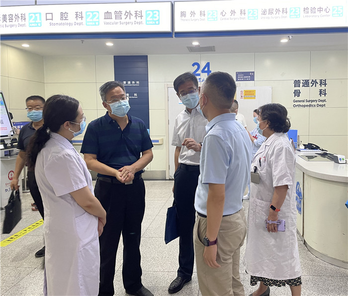 7月12日，甘肅省紀(jì)委監(jiān)委派駐省衛(wèi)健委紀(jì)檢監(jiān)察組紀(jì)檢監(jiān)察干部在蘭大二院門診開展疫情防控監(jiān)督檢查。魏雪 攝.jpg