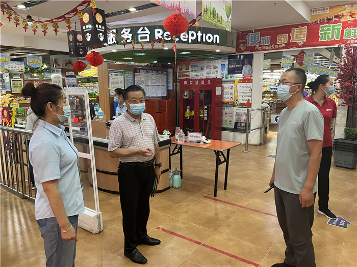 7月15日，酒泉市玉門市疫情防控督查組在隴商聯(lián)華超市監(jiān)督檢查疫情防控措施落實(shí)情況。 .jpg