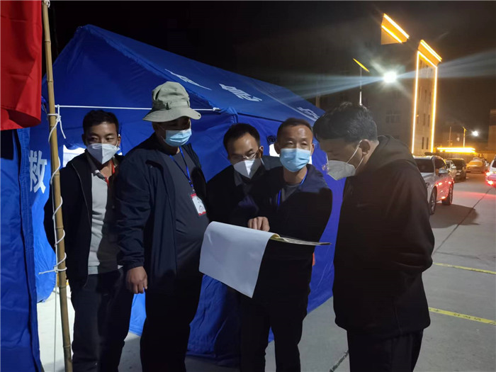 7月19日，甘南州瑪曲縣紀(jì)委監(jiān)委督查組在德吉小區(qū)卡點(diǎn)督導(dǎo)疫情防控工作。仲海濤 攝.jpg