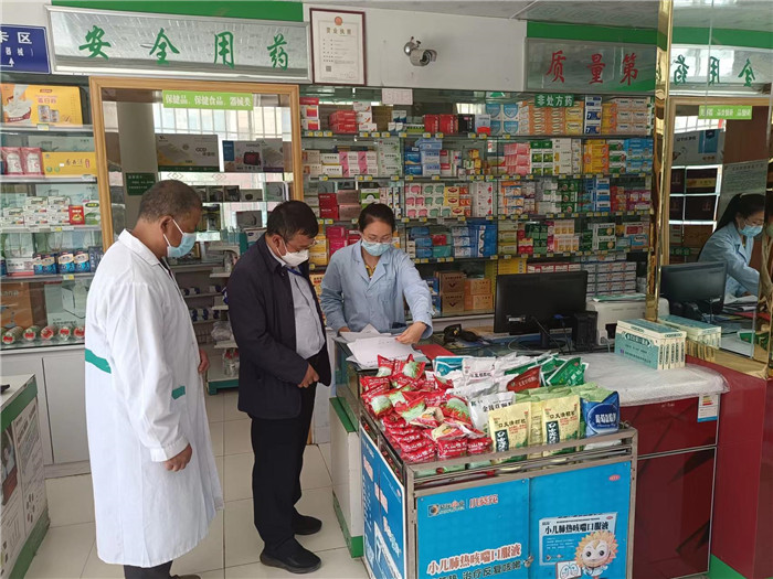 甘南州合作市紀(jì)委監(jiān)委第一督查組在合作市世紀(jì)大藥房進(jìn)行督查檢查。.jpg