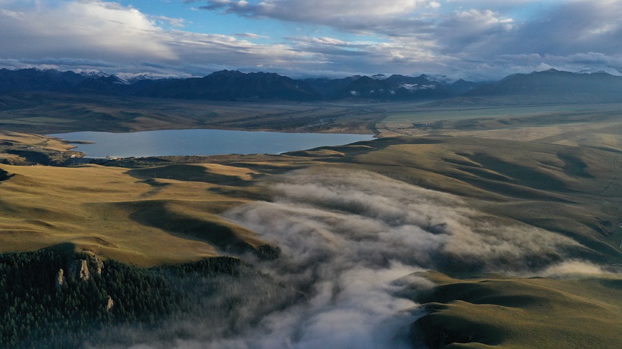 甘肅山丹馬場(chǎng)：峽谷云霧似仙境。 王超攝