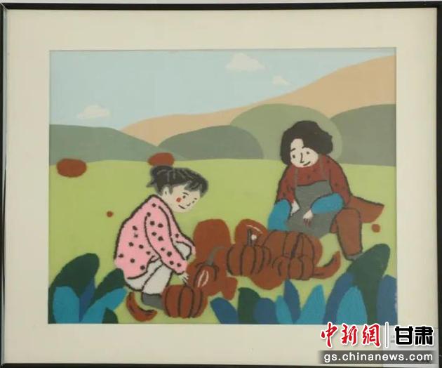 嘉峪關(guān)市新城鎮(zhèn)新城村農(nóng)業(yè)產(chǎn)業(yè)園區(qū)內(nèi)，母女兩人在摘南瓜。刺繡 馬艾米乃 繡稿 敬紅霞