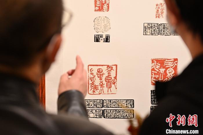 圖為甘肅蘭州，參展作品吸引參觀者。 中新社記者 李亞龍 攝