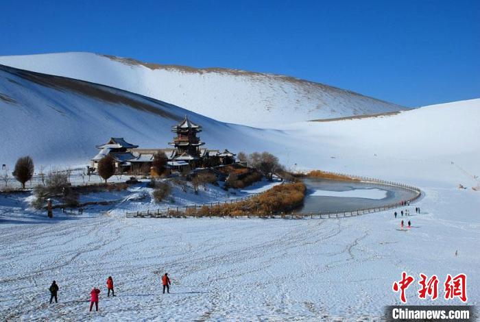 敦煌市鳴沙山月牙泉雪景如畫(huà)。(資料圖) 張曉亮 　攝