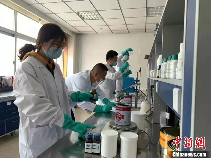 圖為肖菲(前一)帶領(lǐng)團(tuán)隊(duì)研發(fā)水性涂料。(資料圖) 受訪者供圖