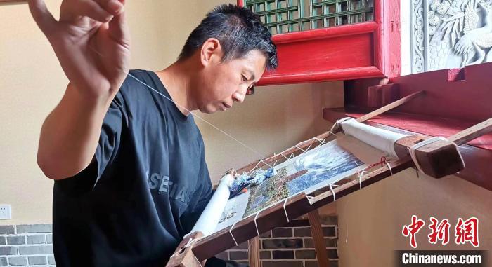 圖為甘肅天水市武山刺繡非遺代表性傳承人劉云帆專心刺繡。(資料圖) 甘肅省非遺保護(hù)中心供圖