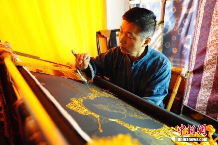 系統(tǒng)性挖掘整理古代敦煌刺繡，是甘肅天水市級非遺代表性項目武山刺繡代表性傳承人劉云帆這兩年最緊要的工作之一。圖為劉云帆在創(chuàng)作富含敦煌刺繡元素的作品。 中新社發(fā) 謝秉錫 攝 