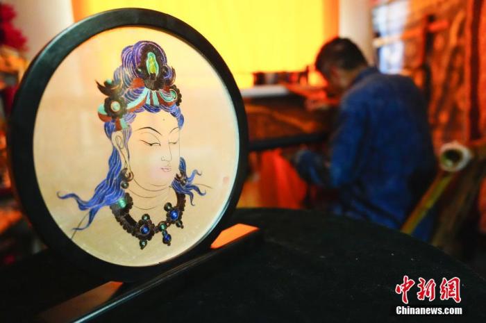 圖為劉云帆所創(chuàng)作的敦煌元素刺繡作品。 中新社發(fā) 謝秉錫 攝