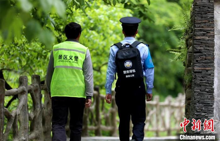 圖為民警背警務(wù)小包在轄區(qū)景區(qū)開(kāi)展工作。(資料圖) 甘肅省公安廳供圖