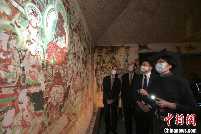 2022年8月23日，“敦煌：千載情緣的故事”展覽在香港開幕。圖為展覽現(xiàn)場，嘉賓們一同觀展?！《鼗脱芯吭汗﹫D