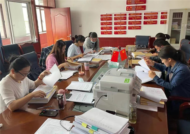 2022年9月12日，甘南州碌曲縣紀(jì)委監(jiān)委發(fā)揮”室組地“聯(lián)動機制，在縣衛(wèi)健系統(tǒng)開展八個重點領(lǐng)域?qū)ｍ椂讲椤?jpg