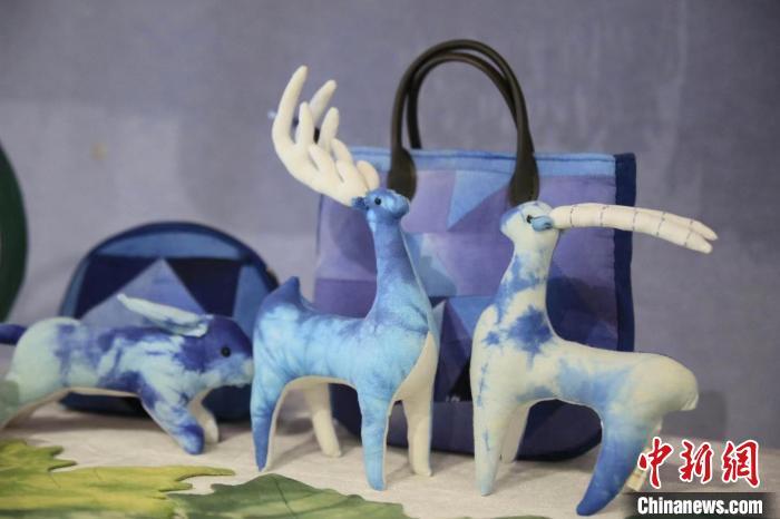 圖為許靜的非遺文創(chuàng)作品。(資料圖) 甘肅省非遺保護(hù)中心供圖