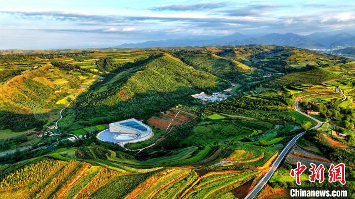 航拍視角下的樺林古動物化石埋藏原址館。該館位于臨夏州和政縣。(資料圖) 和政宣傳部供圖