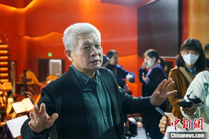 該劇導(dǎo)演蔣力向媒體介紹相關(guān)情況?！《∷?攝