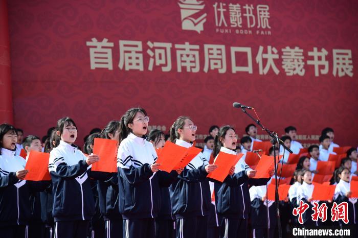圖為學(xué)生們?cè)陂_幕式上誦讀經(jīng)典?！×赫赵?攝