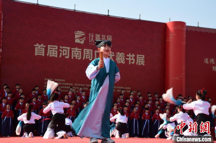 圖為學(xué)生們?cè)陂_幕式上誦讀經(jīng)典?！×赫赵?攝