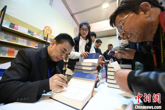 圖為作家王躍文現(xiàn)場(chǎng)簽名售書?！×赫赵?攝
