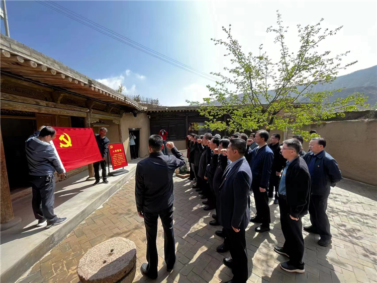 圖為臨夏州紀(jì)委監(jiān)委組織黨員干部在東鄉(xiāng)縣布塄溝黨史教育基地開展革命教育活動，賡續(xù)紅色血脈、汲取奮進(jìn)力量、激發(fā)干事熱情。.png
