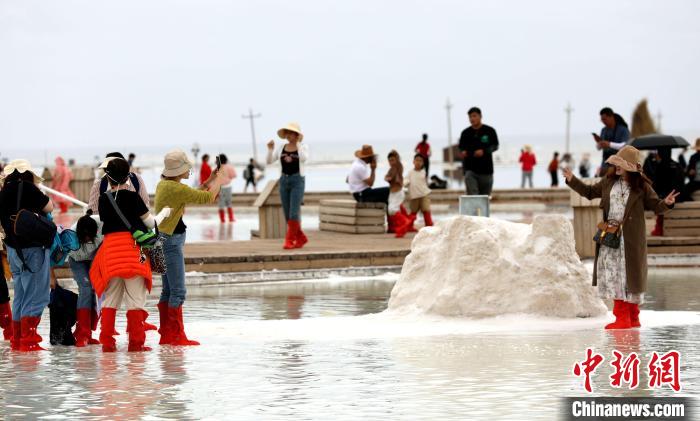 圖為游客在茶卡鹽湖拍照?！⊙Φ?攝